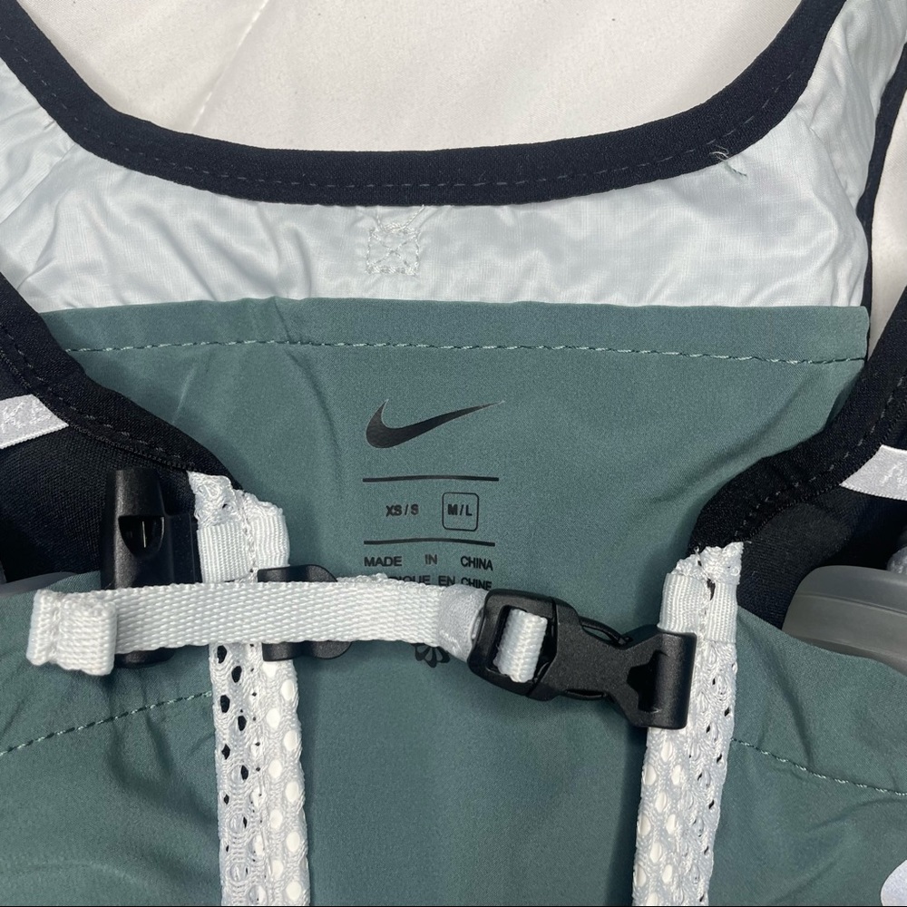 New Women Kiger Running Vest 4.0
Medium/Large
Hasta/Black/Pure Platinum/Silver - Picture 11 of 15
